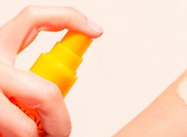 applying-sunscreen